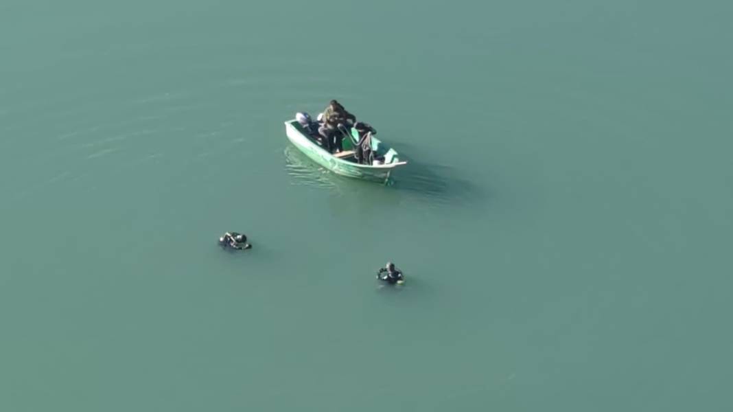 Baraja araç uçtu: 2 kişi ölü olarak çıkartıldı 9